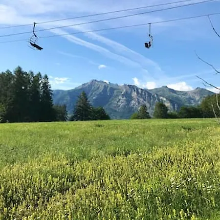 A Avec Vue Sur La Montagne